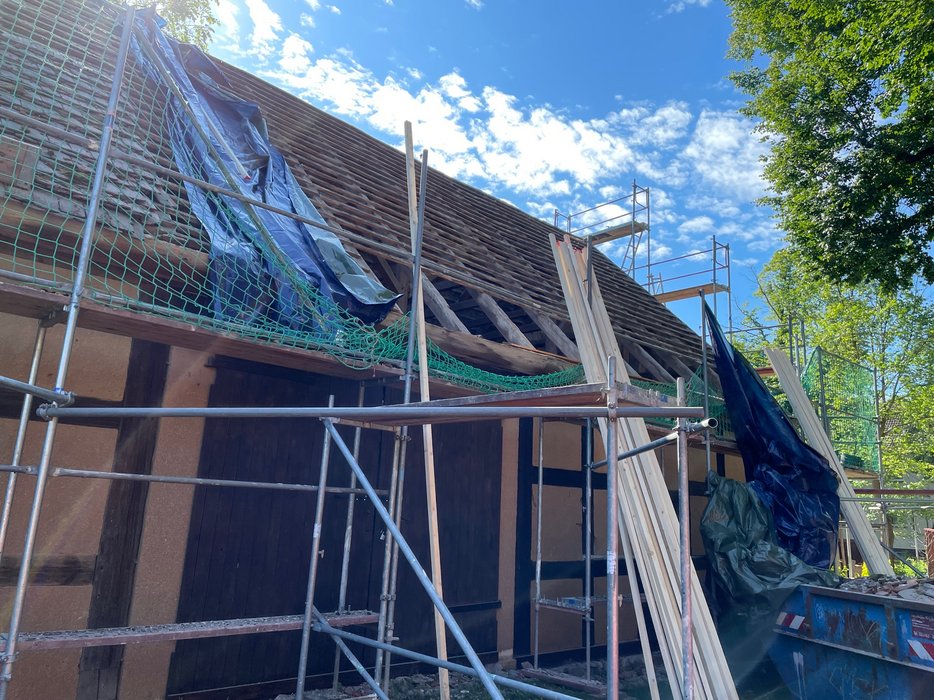 Nach nicht einmal zwei Arbeitstagen ist eine Seite des Daches bereits komplett abgedeckt.